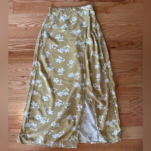 Billabong flowy flower skirt size small. Maxi skirt